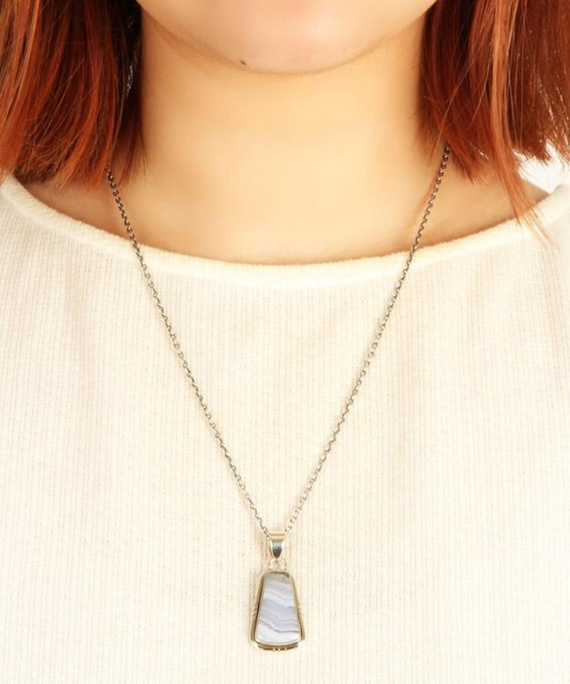 【大人シックなモノトーン】ブルーレースアゲート台形ネックレス(1点もの)