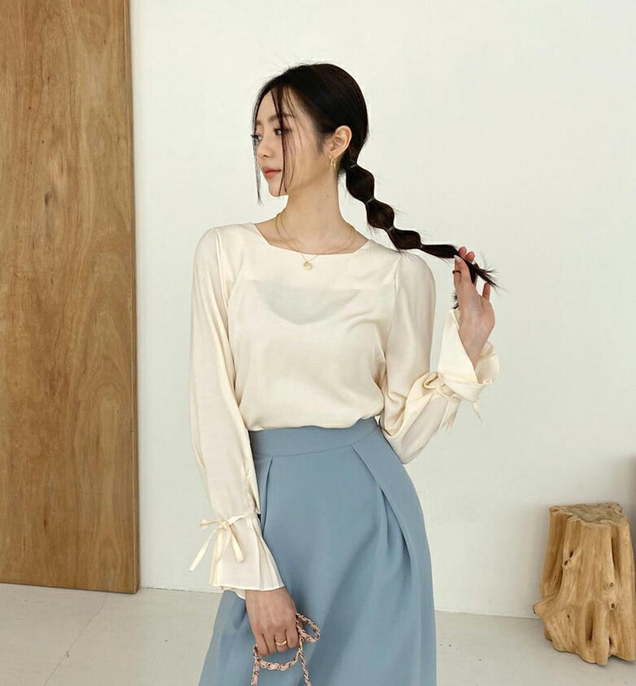 スリーブリボンスクエアブラウス・全3色・e61747 レディース 【bl】 韓国ファッション トップス ブラウス 長袖 上品 スリーブリボン スクエアネック リボン デコルテ ラブリー ボリューム フェミニン カジュアル デイリー 秋 春232