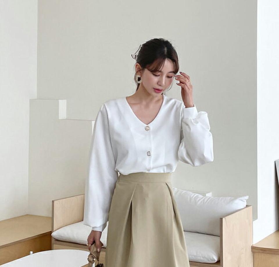 ジュエルボタンブラウス・全4色・t61744 レディース 【bl】【韓国 ファッション トップス ブラウス 長袖 上品 ジュエルボタン Vネック ギャザー ボリューム デコルテ ラブリー フェミニン カジュアル デイリー 秋 春】