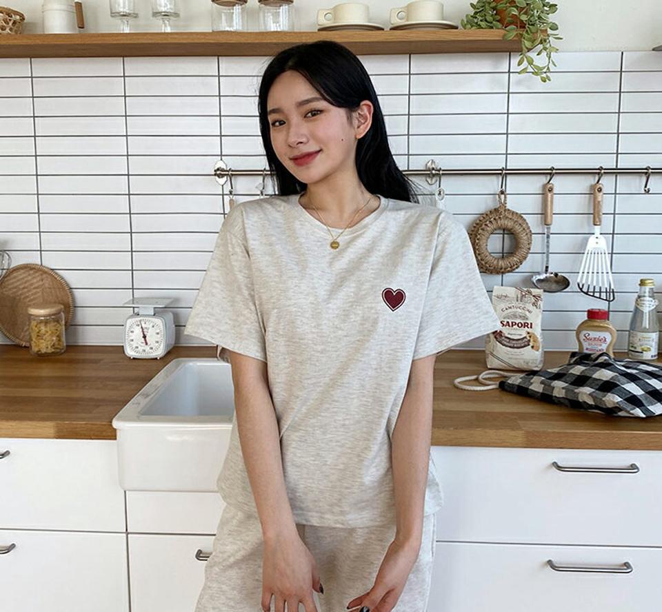 ハートポイントTシャツ・全3色・t63505 レディース 【tops】【韓国 ファッション トップス Tシャツ 半袖 ラウンドネック レタリング ハート キュート ロゴ ルーズ ゆったり デイリー カジュアル 体型カーバー 秋 春】【NIJU】