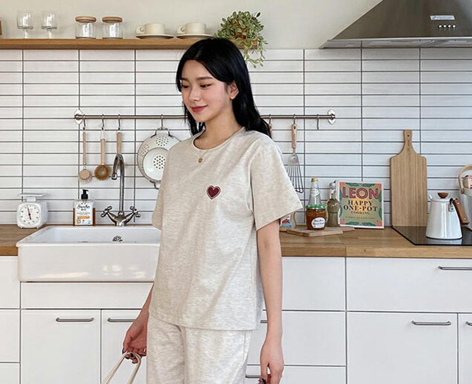 ハートポイントTシャツ・全3色・t63505 レディース 【tops】【韓国 ファッション トップス Tシャツ 半袖 ラウンドネック レタリング ハート キュート ロゴ ルーズ ゆったり デイリー カジュアル 体型カーバー 秋 春】【NIJU】