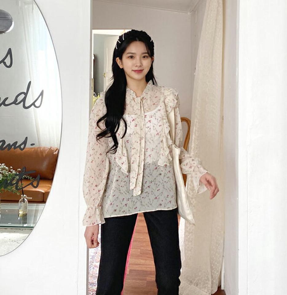 小花柄リボンブラウス・全3色・t63590 レディース 【bl】【韓国 ファッション トップス 長袖 花柄 フラワー 小花柄 フリル ネックリボン リボン シフォン ボリューム フリル襟 上品 ガーリー カジュアル 体型カバー 細身 デイリー 秋 春】【NIJU】【fw】