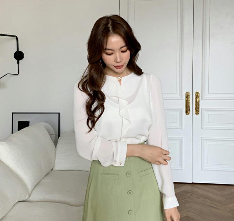 フェイクパールフリルブラウス・全3色・b67371 レディース 【bl】【トップス ブラウス 長袖 フリル パール フェミニン きれいめ オフィスカジュアル 可愛い かわいい 春 秋 韓国 ファッション】【ハイホリHIHOLLI】