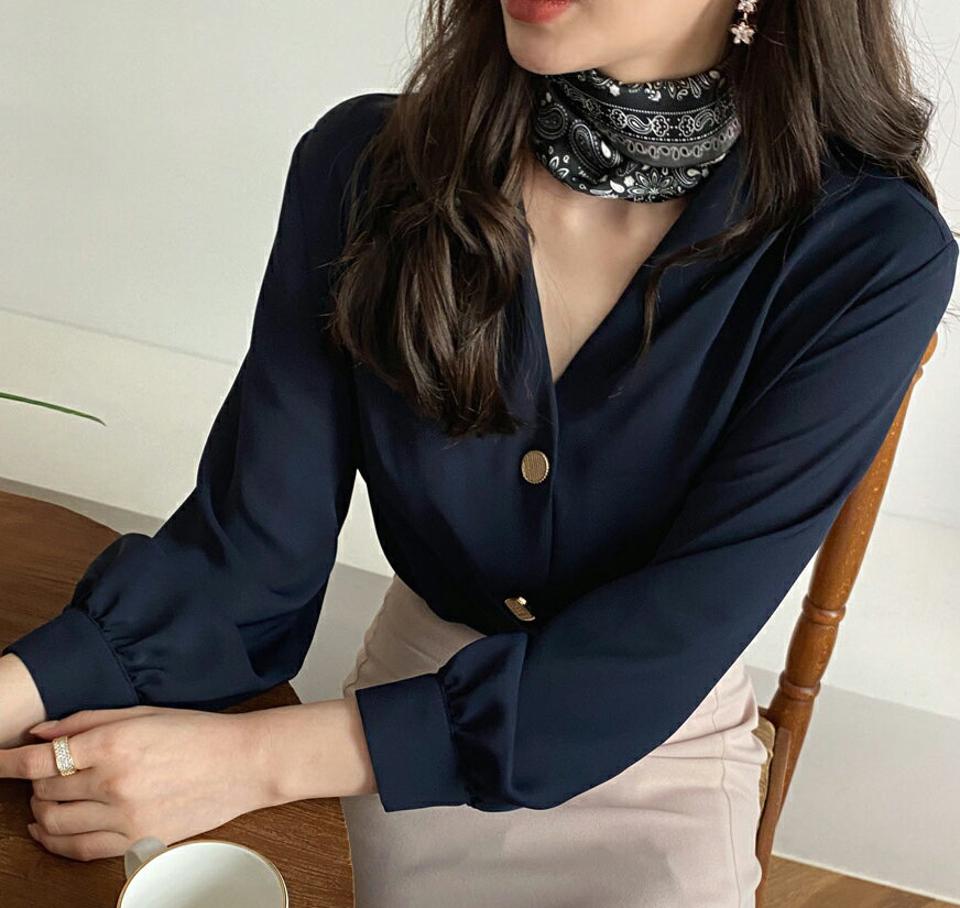 ノーカラーVネックボタンブラウス・全3色・b67385 レディース 【bl】【トップス ブラウス ノーカラー Vネック 単色 無地 シンプル ベーシック 大人 ゴールドボタン 長袖 大人 オフィスカジュアル 春 秋 韓国 ファッション】【ハイホリHIHOLLI】