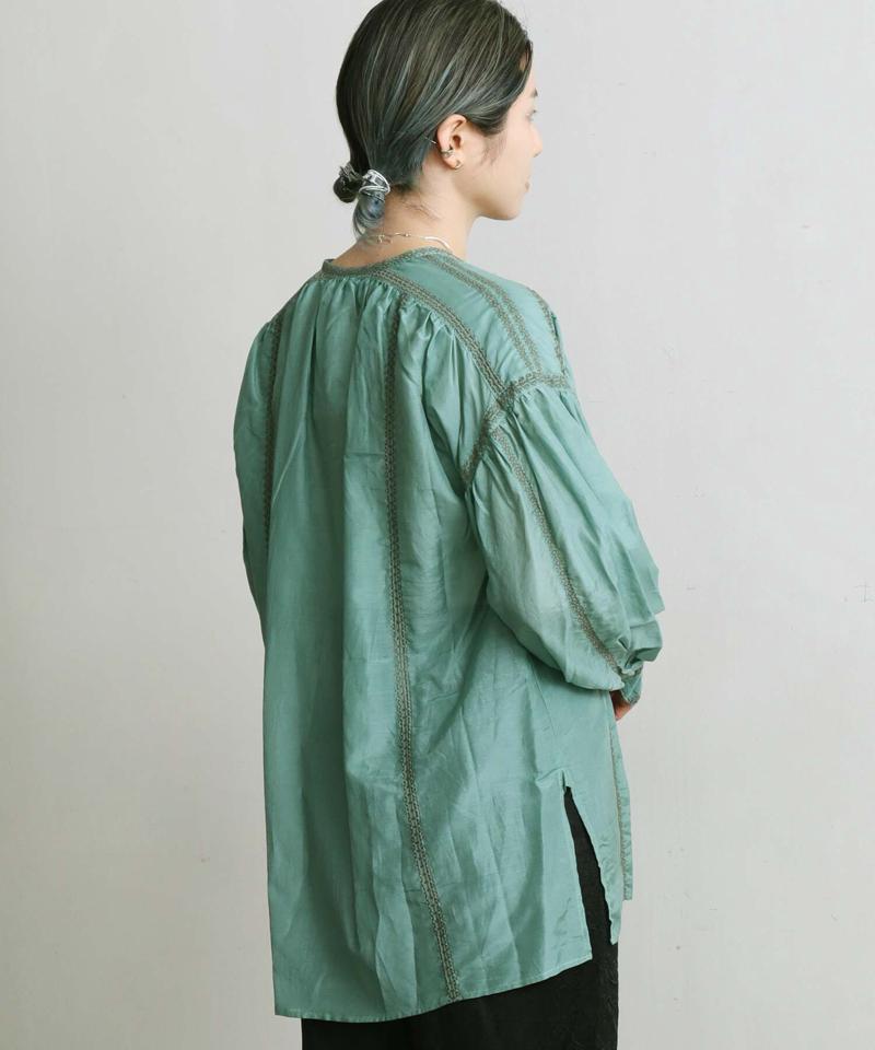 C/Siローンライン刺繍ギャザーブラウス（cardo fabrica）
