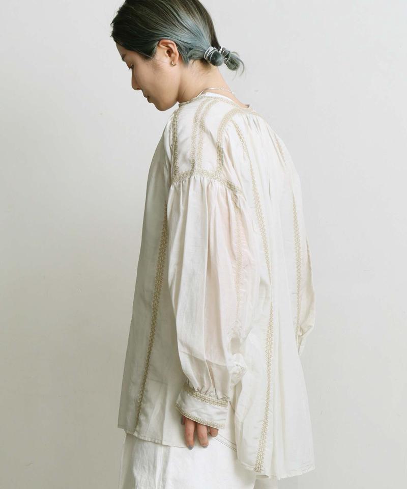 C/Siローンライン刺繍ギャザーブラウス（cardo fabrica）