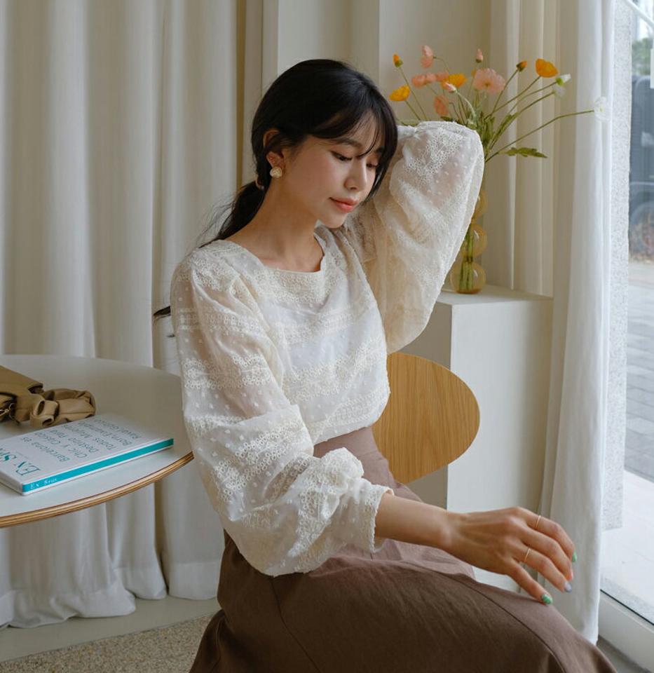 刺繍スクエアネックブラウス・全4色・t61773 レディース 【bl】 韓国 ファッション トップス ブラウス 長袖 上品 体型カバー 刺繍 パターン スクエアネック ボリューム袖 フェミニン カジュアル デイリー 秋 春 fw