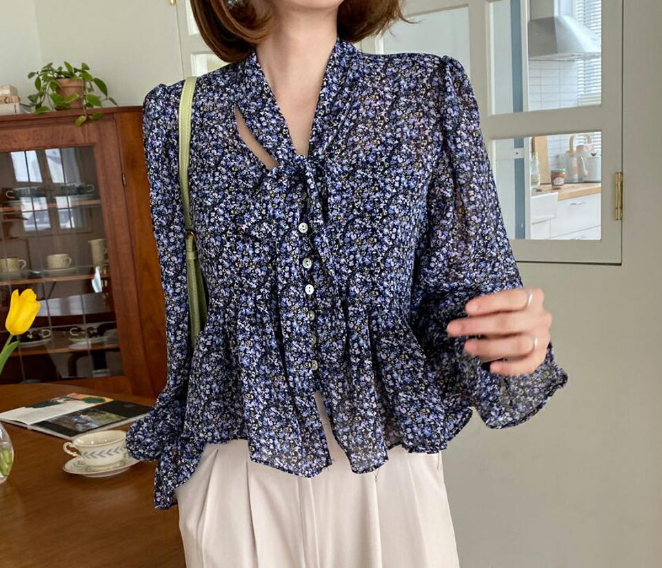 花柄リボンボタンブラウス・全2色・b63134 レディース 【bl】【韓国 ファッション トップス ブラウス 長袖 上品 体型カバー 花柄 フラワー グロッシー クロップドブラウス リボン フレア 光沢 フェミニン カジュアル デイリー 秋 春】