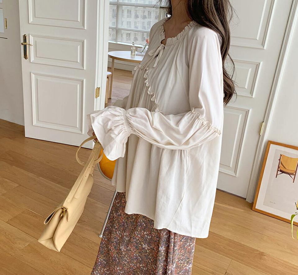 テンセルフリルリボンブラウス・全2色・t63137 レディース 【bl】【韓国 ファッション トップス ブラウス 長袖 上品 体型カバー 光沢 Vネック リボン フリル ギャザー ゴム袖 ルーズ フェミニン カジュアル デイリー 秋 春】