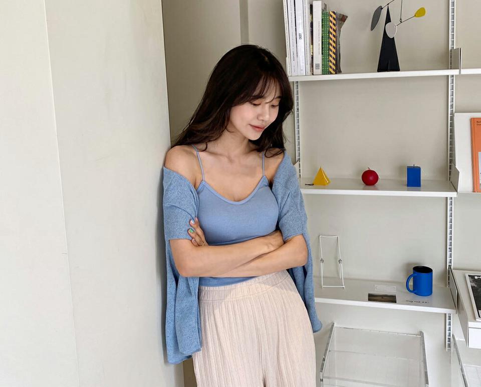 カップ付リブスリーブレス・全4色・t63159 レディース 【tops】 韓国 ファッション トップス Tシャツ スリーブレス キャミソール キャミ Vネック カジュアル 上品 体型カーバー デイリー ベーシック クロップド丈 秋 春