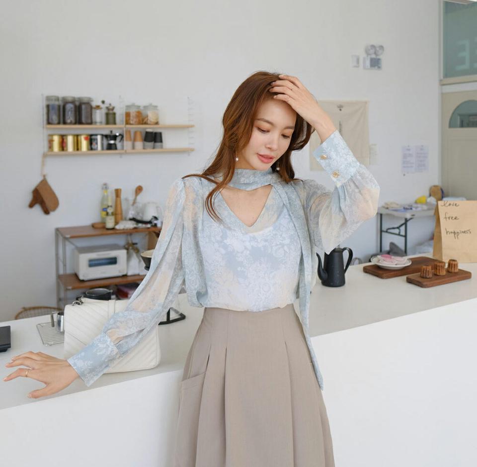 パターンリボンシフォンブラウス・全2色・b67534 レディース 【bl】【トップス ブラウス 長袖 シフォン シフォンブラウス リボン りぼん 水彩画 模様 総柄 爽やか Vネック 大人 きれいめ 春 秋 韓国 ファッション】【ハイホリHIHOLLI】