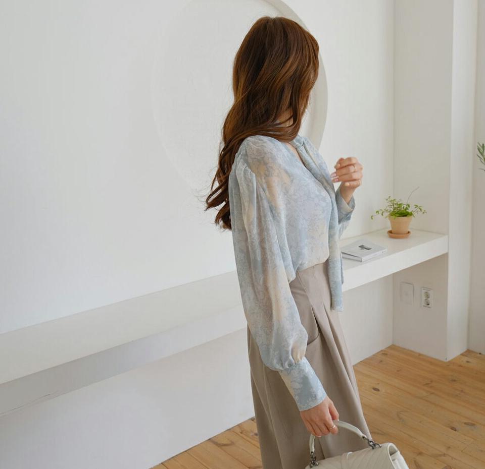 パターンリボンシフォンブラウス・全2色・b67534 レディース 【bl】【トップス ブラウス 長袖 シフォン シフォンブラウス リボン りぼん 水彩画 模様 総柄 爽やか Vネック 大人 きれいめ 春 秋 韓国 ファッション】【ハイホリHIHOLLI】