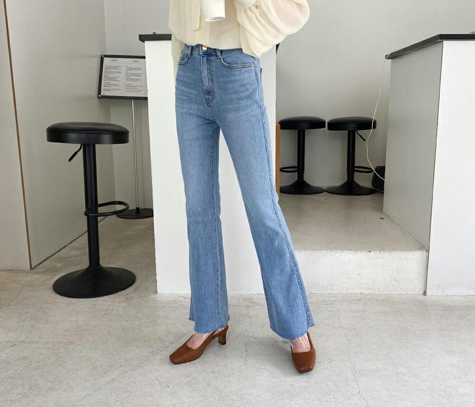 フレアライトブルーデニムパンツ・全1色・t57099 レディース 【pt】 韓国 ファッション ボトムス パンツ デニムパンツ ストレート 美脚 ブーツカット カットオフ 無地 体型カーバー 10分丈 十分丈 カジュアル デイリー 春 夏