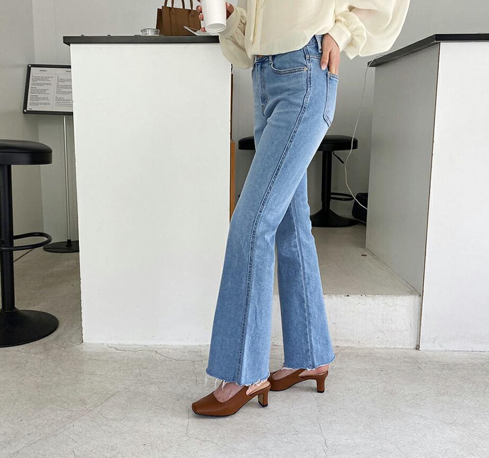 フレアライトブルーデニムパンツ・全1色・t57099 レディース 【pt】 韓国 ファッション ボトムス パンツ デニムパンツ ストレート 美脚 ブーツカット カットオフ 無地 体型カーバー 10分丈 十分丈 カジュアル デイリー 春 夏