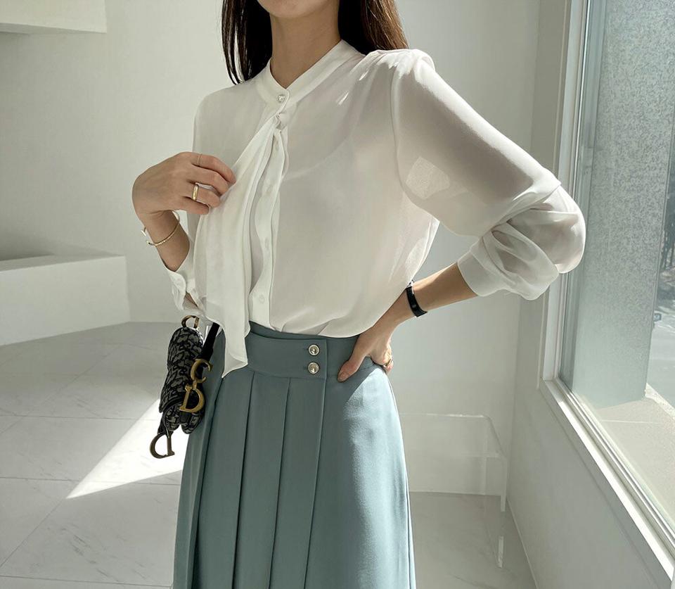 ラッフルパール調ボタンブラウス・全2色・t67555 レディース 【bl】【トップス ブラウス 長袖 パールボタン パール ラッフル フェミニン 高級感 バンドカラー 上品 大人 きれいめ オフィスカジュアル 春 秋 韓国 ファッション】【ハイホリHIHOLLI】