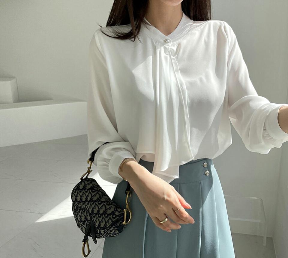 ラッフルパール調ボタンブラウス・全2色・t67555 レディース 【bl】【トップス ブラウス 長袖 パールボタン パール ラッフル フェミニン 高級感 バンドカラー 上品 大人 きれいめ オフィスカジュアル 春 秋 韓国 ファッション】【ハイホリHIHOLLI】