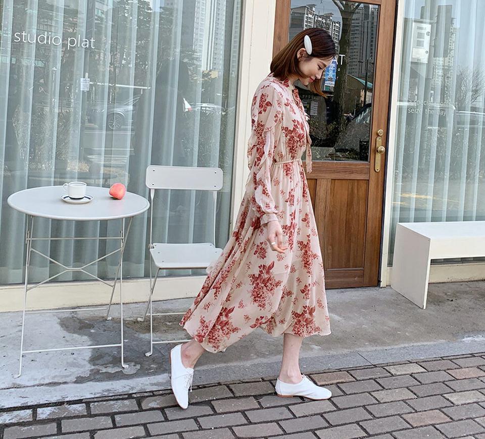 リボンフリル花柄ワンピース・全2色・b65098 レディース 【ops】【韓国 ファッション ワンピース ロング ロングワンピース 長袖 ネックリボン 花柄 シフォン フリル 揺れ感 フレア フェミニン 細身 スリム カジュアル 体型カバー 秋 春】【fw】