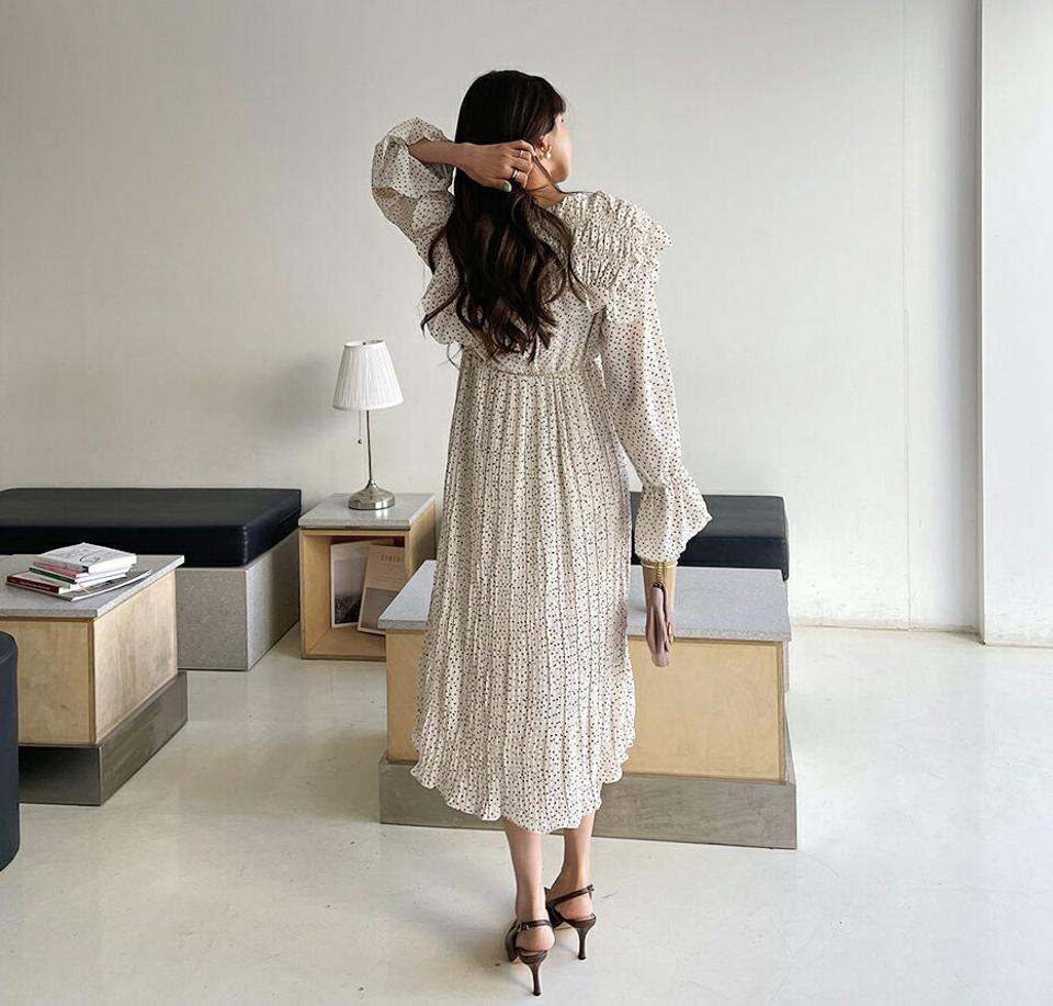 フリルビッグカラープリーツワンピース・全3色・b63206 レディース 【ops】【韓国 ファッション ワンピース ロング ロングワンピース 長袖 ラウンドネック ビッグカラー 小顔 フリル ボリューム シフォン ドット柄 シャーリング 体型カバー 春 夏】