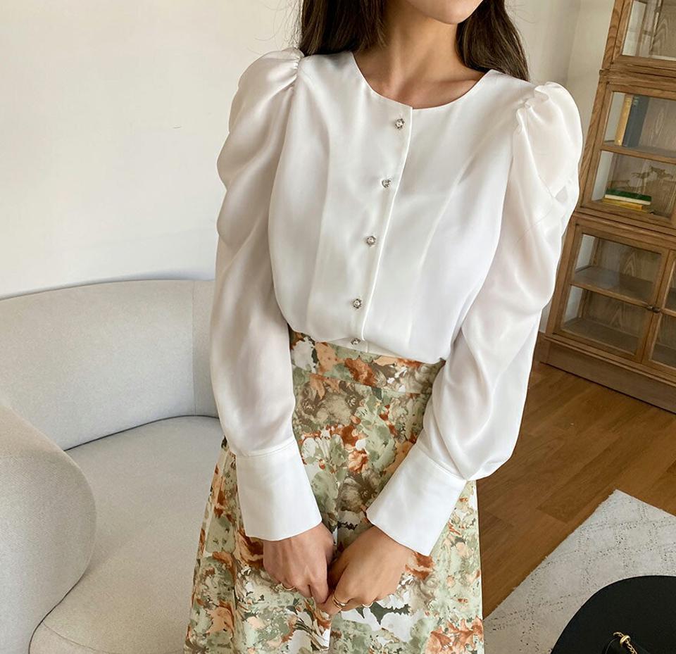 パール調ボタンパフブラウス・全3色・b63200 レディース 【bl】【韓国 ファッション トップス ブラウス 長袖 上品 ラウンドネック パール調 ユニーク パフスリーブ ボリューム 体型カバー フェミニン カジュアル 春 夏】