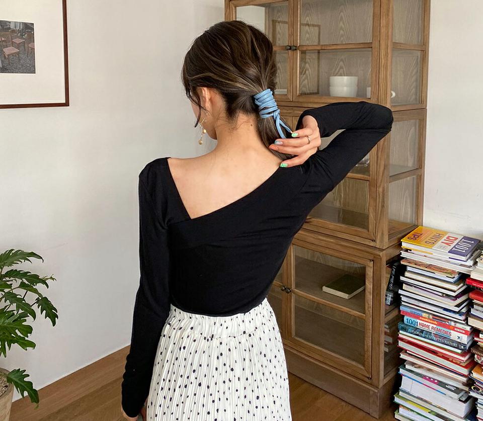ダイアゴナルネックTシャツ・全3色・t63199 レディース 【tops】【韓国 ファッション トップス Tシャツ 長袖 ダイアゴナル ユニーク Vネック デコルテ カジュアル 上品 体型カーバー デイリー ベーシック スリム 春 夏】