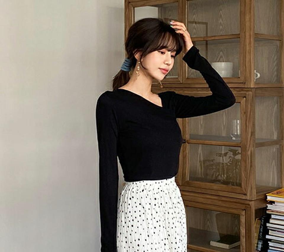 ダイアゴナルネックTシャツ・全3色・t63199 レディース 【tops】【韓国 ファッション トップス Tシャツ 長袖 ダイアゴナル ユニーク Vネック デコルテ カジュアル 上品 体型カーバー デイリー ベーシック スリム 春 夏】