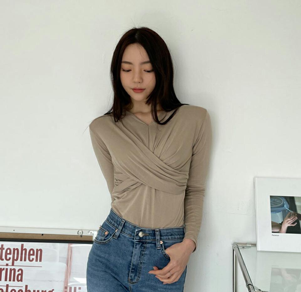 スリムツイストTシャツ・全3色・b64972 レディース 【tops】【韓国 ファッション トップス Tシャツ 長袖 スリム フィット ツイスト Vネック デコルテ カジュアル 体型カーバー デイリー ベーシック 細身 秋 春 夏】