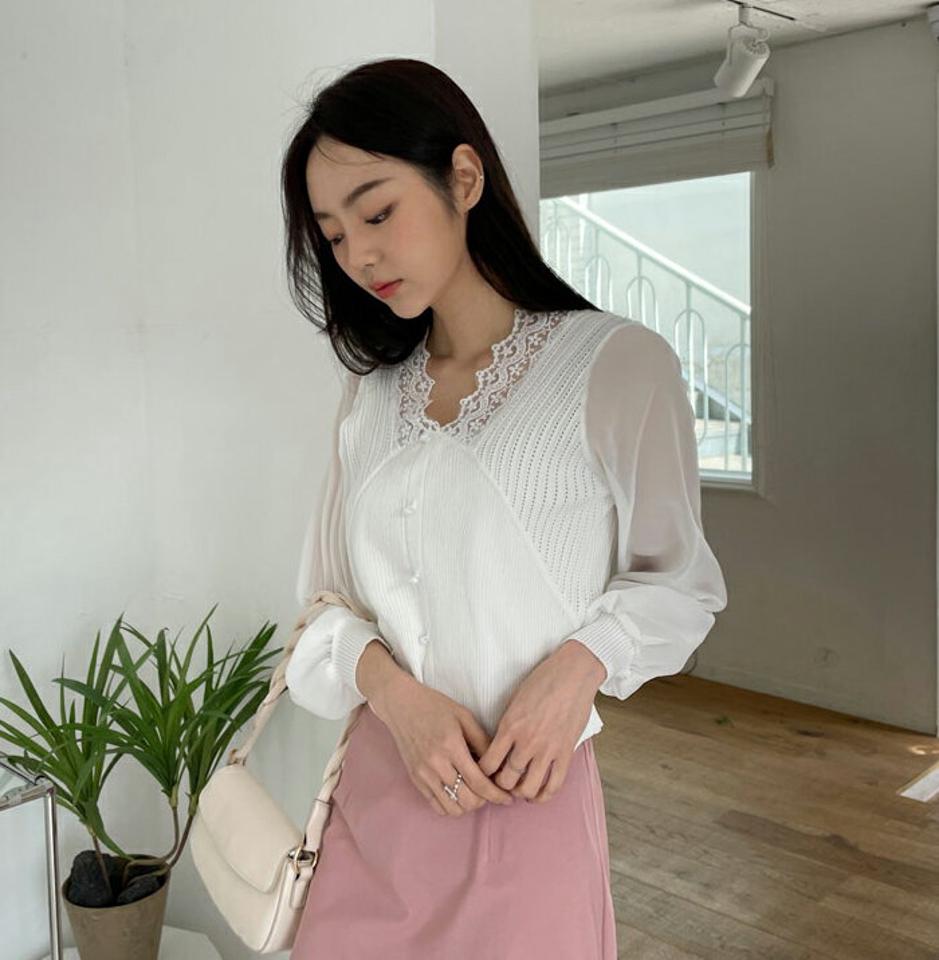 シアーコントラストニット・全2色・b64999 レディース 【tops】【韓国 ファッション トップス ニット 長袖 シアー 異素材 パールボタン ウェーブ レース Vネック デコルテ 上品 シフォン スリム フィット ボディライン 細身 フェミニン 春 夏】