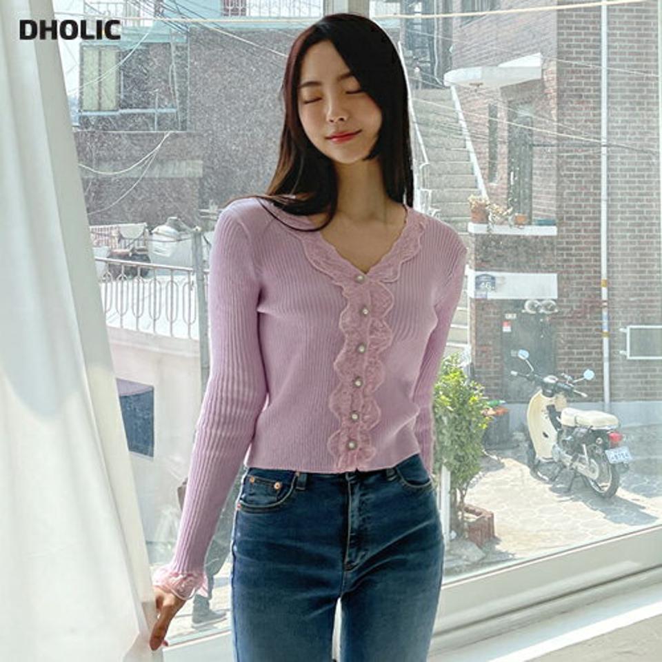 レースフェイクパールボタンニット・全4色・b64992 レディース 【tops】【韓国 ファッション トップス ニット 長袖 スリム フィット ウェーブ レース パール リブ Vネック デコルテ 細身 フェミニン ベーシック 春 夏】