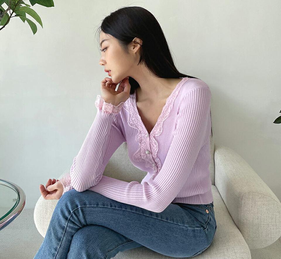 レースフェイクパールボタンニット・全4色・b64992 レディース 【tops】【韓国 ファッション トップス ニット 長袖 スリム フィット ウェーブ レース パール リブ Vネック デコルテ 細身 フェミニン ベーシック 春 夏】