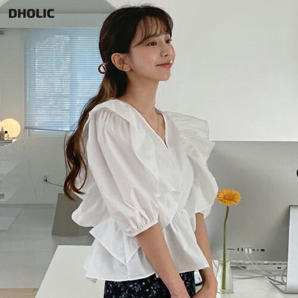フリルVネックブラウス・全2色・t57152 レディース 【bl】【韓国 ファッション トップス ブラウス 半袖 上品 Vネック フリル デコルテ フリル ボリューム 7分丈 かわいい 体型カバー フェミニン カジュアル 春 夏】
