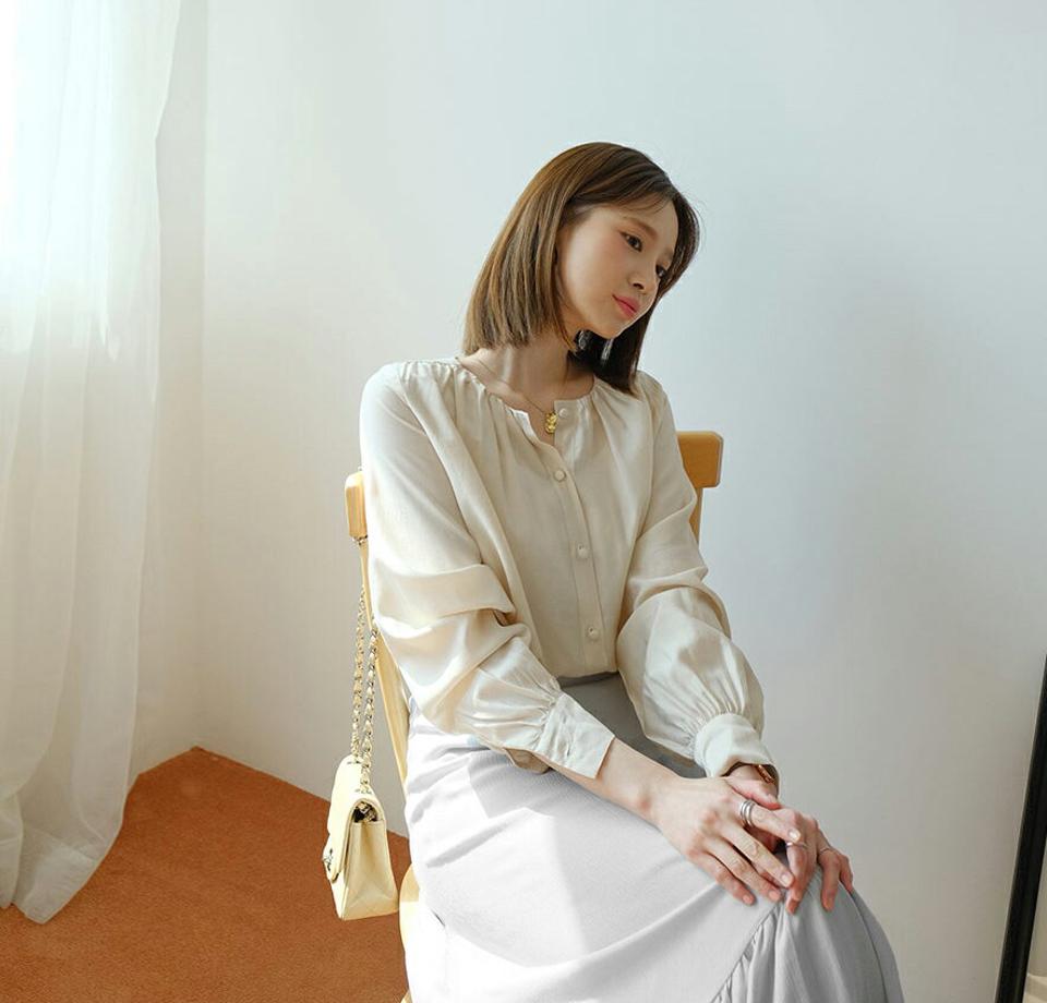 くるみボタンギャザーブラウス・全3色・t61807 レディース 【bl】【韓国 ファッション トップス ブラウス 長袖 上品 ギャザー ぼわん袖 ラウンドネック ベーシック フェミニン カジュアル 春 夏】