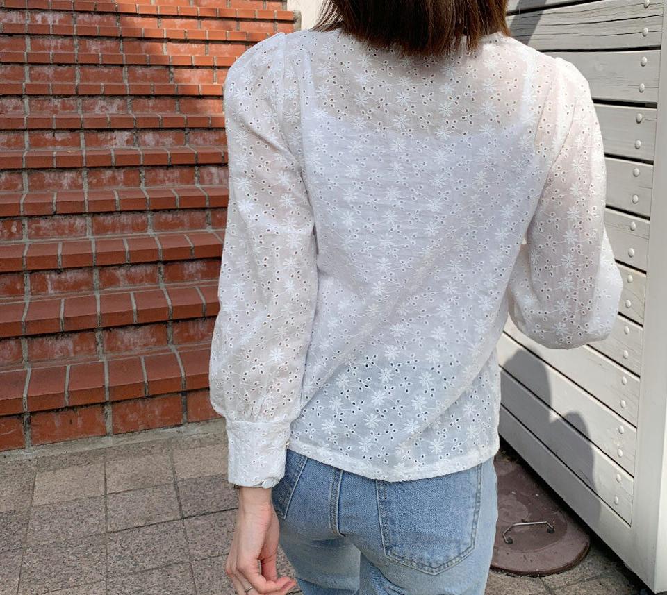 レースボタンブラウス・全2色・b61805 レディース 【bl】【韓国 ファッション トップス ブラウス 長袖 上品 パンチング レース Vネック アイレットレース ピンタック ベーシック フェミニン カジュアル 春 夏】