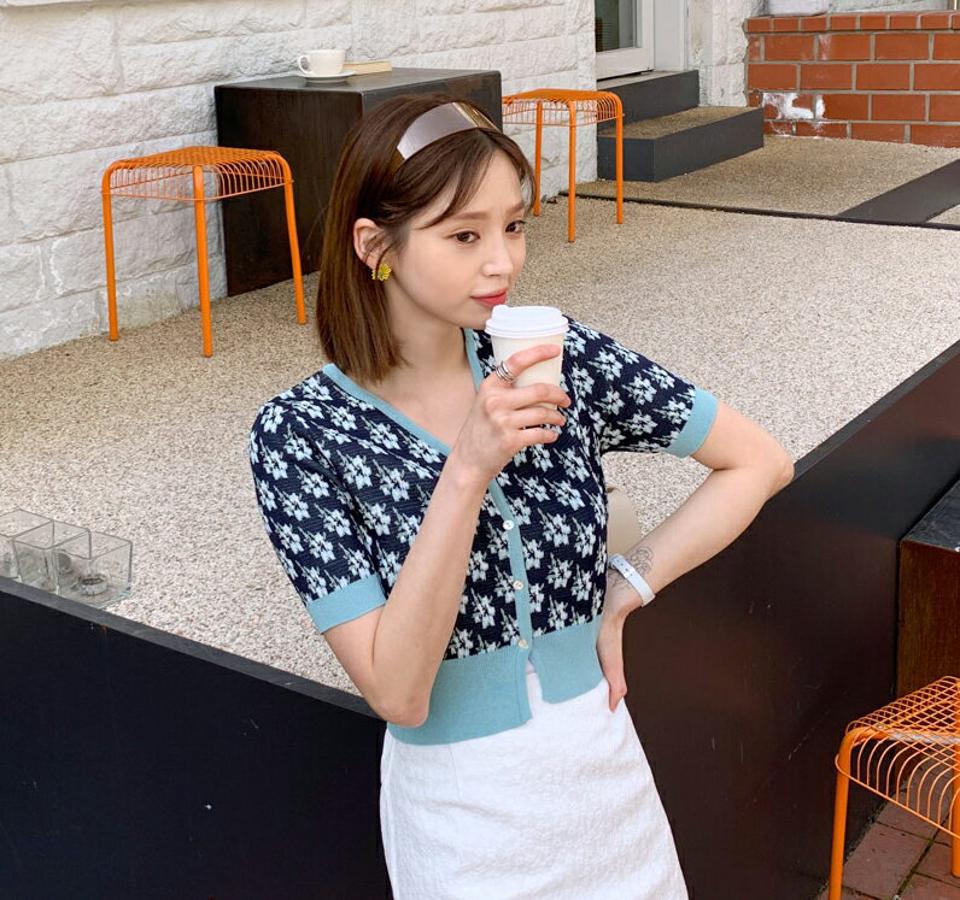 花柄半袖ボタンニット・全2色・t61814 レディース 【tops】【韓国 ファッション トップス ニット 半袖 花柄 フラワー パターン フェミニン 配色 メリハリ クロップド丈 細身 ショートスリーブ 春 夏】【fw】