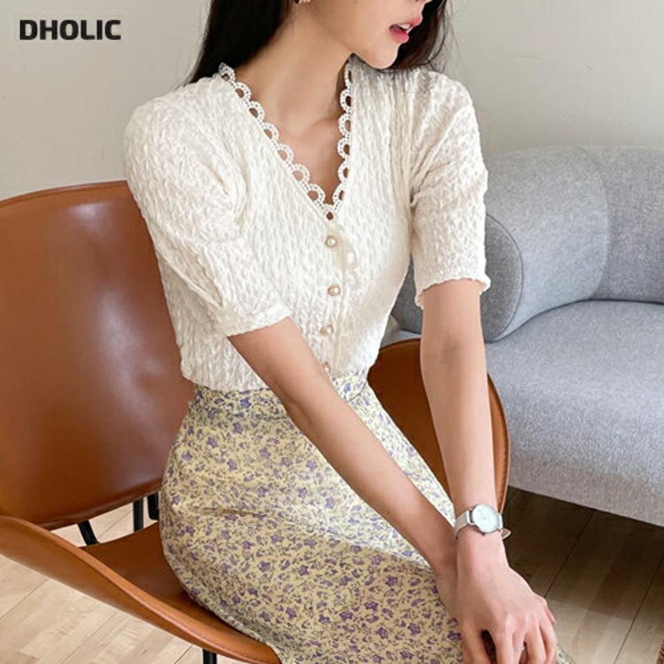 レースリンクルブラウス・全2色・b61835 レディース 【bl】【韓国 ファッション トップス ブラウス 半袖 リンクル Vネック スカラップ レース スリム フィット パール調 デコルテ 体型カバー フェミニン 夏 春】