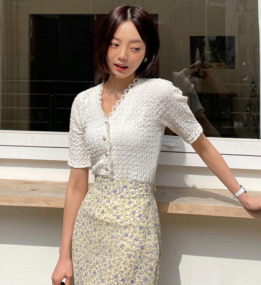 レースリンクルブラウス・全2色・b61835 レディース 【bl】【韓国 ファッション トップス ブラウス 半袖 リンクル Vネック スカラップ レース スリム フィット パール調 デコルテ 体型カバー フェミニン 夏 春】