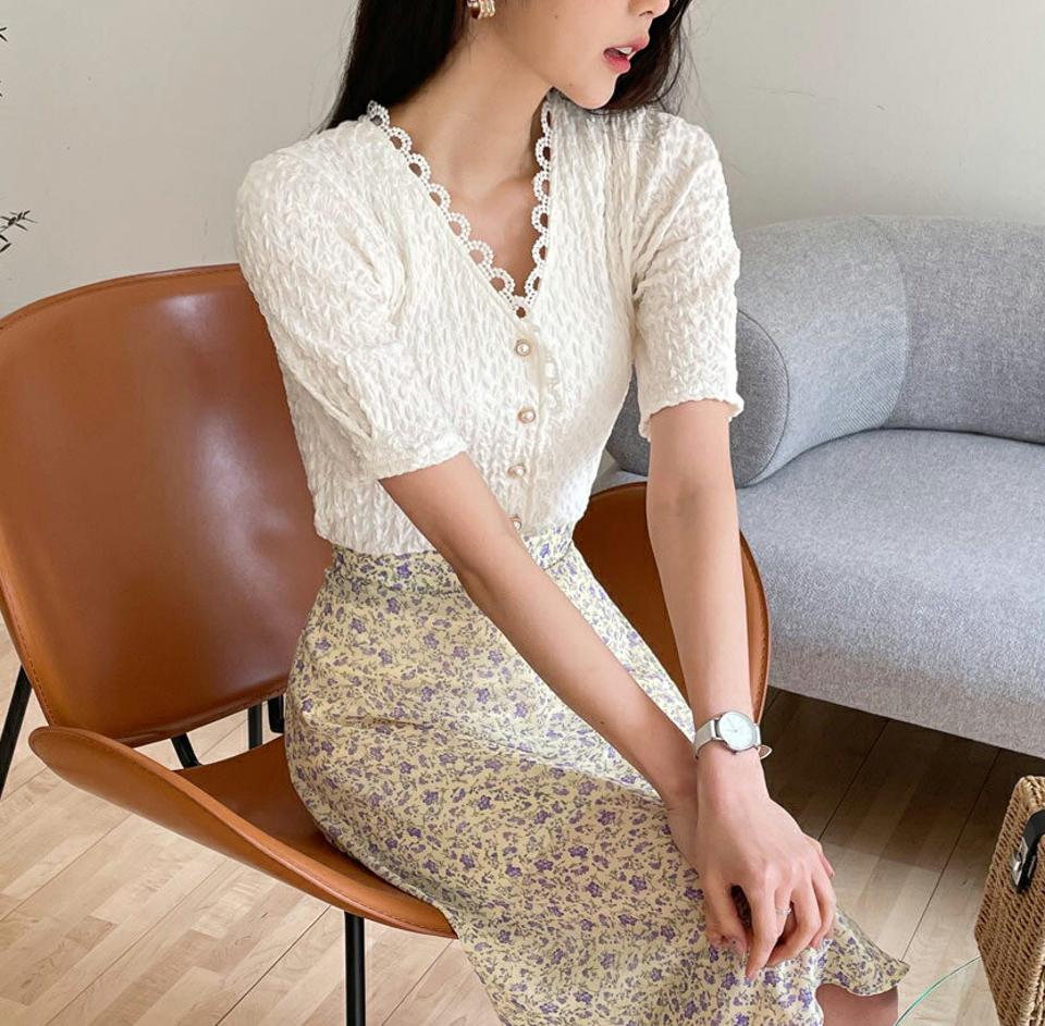 レースリンクルブラウス・全2色・b61835 レディース 【bl】【韓国 ファッション トップス ブラウス 半袖 リンクル Vネック スカラップ レース スリム フィット パール調 デコルテ 体型カバー フェミニン 夏 春】