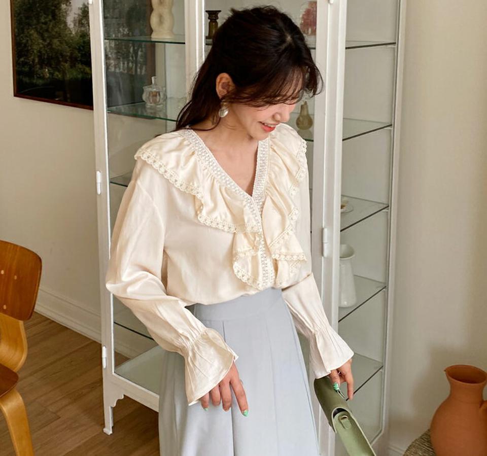 レースVネックフリルブラウス・全2色・e61840 レディース 【bl】 韓国ファッション トップス ブラウス 長袖 レース フリル Vネック ルーズ ボリューム デコルテ フェミニン ガーリー 夏 春207