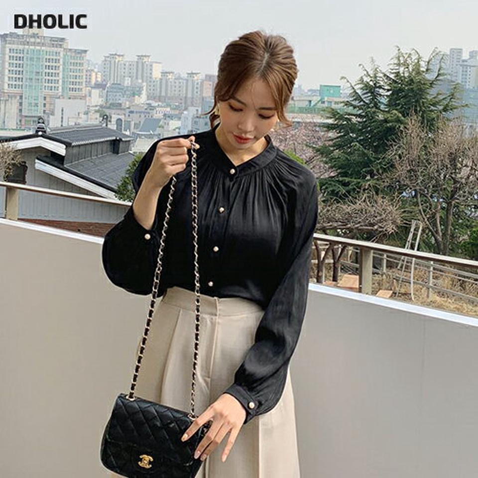 パール調ボタンサテンブラウス・全2色・b67719 レディース 【bl】【トップス ブラウス 長袖 サテン パールボタン 単色 無地 シンプル グロッシー ハーフネック 大人 ギャザー 春 秋 韓国 ファッション】【ハイホリHIHOLLI】