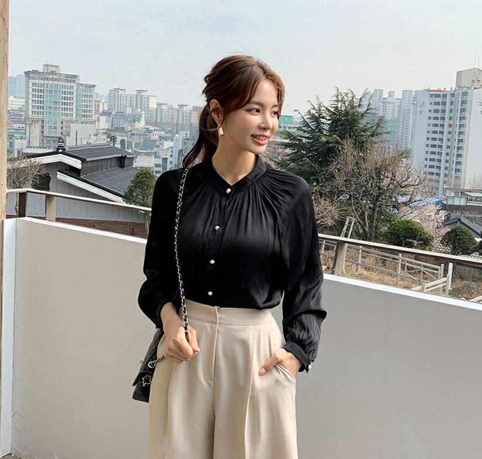 パール調ボタンサテンブラウス・全2色・b67719 レディース 【bl】【トップス ブラウス 長袖 サテン パールボタン 単色 無地 シンプル グロッシー ハーフネック 大人 ギャザー 春 秋 韓国 ファッション】【ハイホリHIHOLLI】