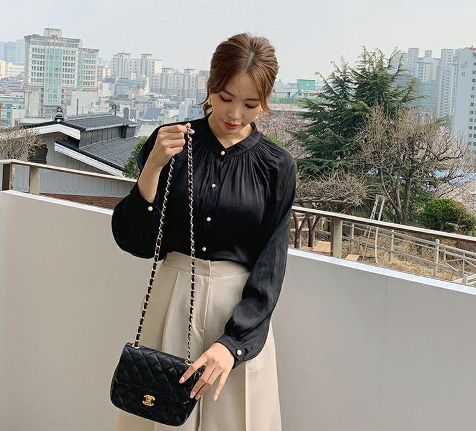 パール調ボタンサテンブラウス・全2色・b67719 レディース 【bl】【トップス ブラウス 長袖 サテン パールボタン 単色 無地 シンプル グロッシー ハーフネック 大人 ギャザー 春 秋 韓国 ファッション】【ハイホリHIHOLLI】