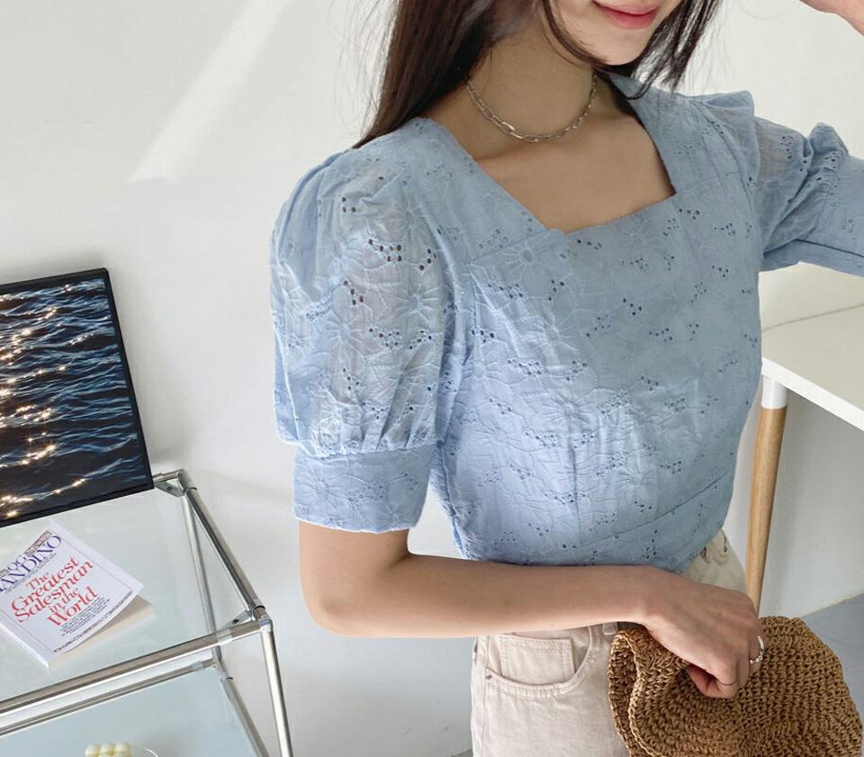 アイレットレーススクエアブラウス・全3色・t61837 レディース 【bl】【韓国 ファッション トップス ブラウス 半袖 アイレットレース スクエアネック レース クロップド丈 パフスリーブ ボリューム 体型カバー フェミニン カジュアル 夏 春】