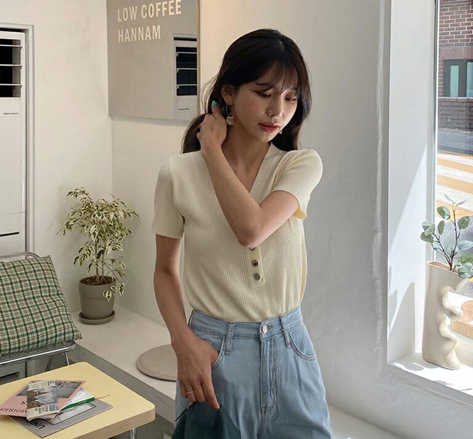 ≪人気商品再入荷≫半袖Vネックボタンニット・全4色・t63287 レディース 【tops】 韓国ファッション トップス ニット 半袖 リブ スリム フィット デコルテ Vネック 細身 フェミニン ベーシック 夏 春