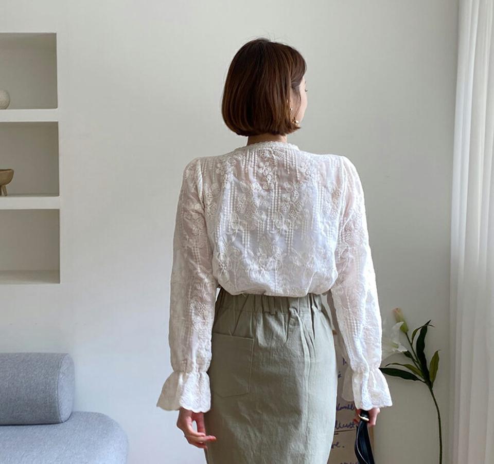 シアーレースフリルブラウス・全4色・e63290 レディース 【bl】【韓国 ファッション トップス ブラウス 長袖 シアー レース 上品 花柄 フラワー パターン 刺繍 フリル Vネック 体型カバー フェミニン 夏 春】