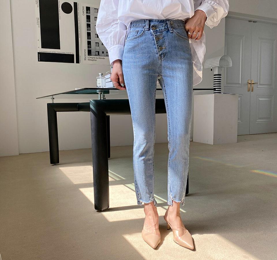 ダイアゴナルボタンダメージデニムパンツ・全1色・t65189 レディース 【pt】 韓国 ファッション ボトムス ロング ロングパンツ デニム デニムパンツ スリム ストレート 美脚 体型カーバー 10分丈 十分丈 カジュアル デイリー 夏 春