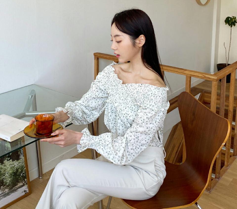 シャーリングフローラルブラウス・全2色・t65051 レディース 【bl】【韓国 ファッション トップス ブラウス 長袖 花柄 フラワー パターン オフショル セクシー フローラル シャーリング デコルテ フェミニン ガーリー 体型カバー 細身 夏 春】