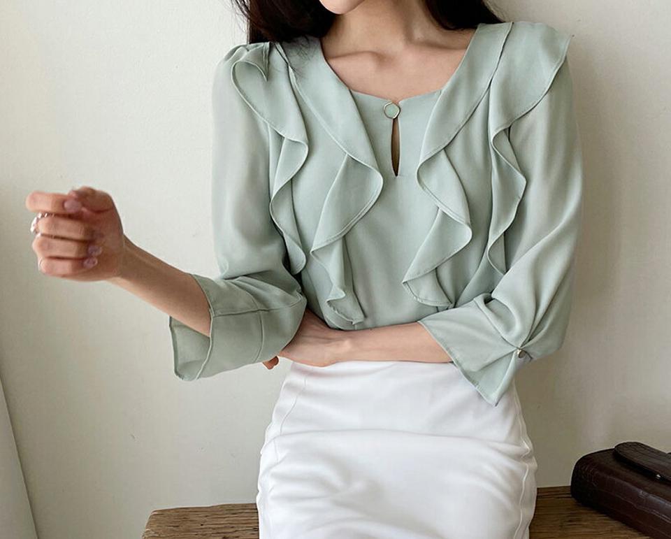 フリルボタンブラウス・全4色・t65041 レディース 【bl】 韓国 ファッション トップス ブラウス 長袖 フリル ラウンドネック スリット フレアスリーブ デコルテ フェミニン ガーリー 体型カバー 細身 夏 春