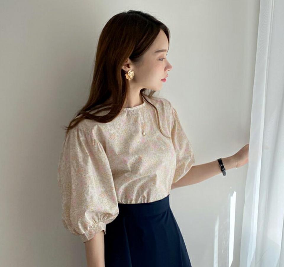 小花柄パフスリーブブラウス・全2色・t67790 レディース 【bl】 トップス ブラウス パフ袖 パフスリーブ 花柄 小花柄 ガーリー 可愛い かわいい 半袖 ハーフスリーブ 春 夏 韓国 ファッション ハイホリHIHOLLI