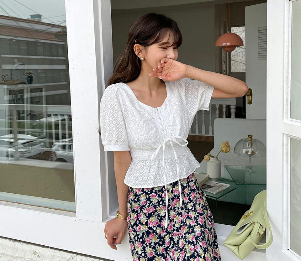 【タイム特価】レースアップフレアブラウス・全1色・e57170 レディース 【bl】 韓国ファッション トップス ブラウス 長袖 レースアップ 刺繍 フレア クロップド丈 花柄 フラワー パターン フェミニン ガーリー 細身 夏 春 【TS】セール