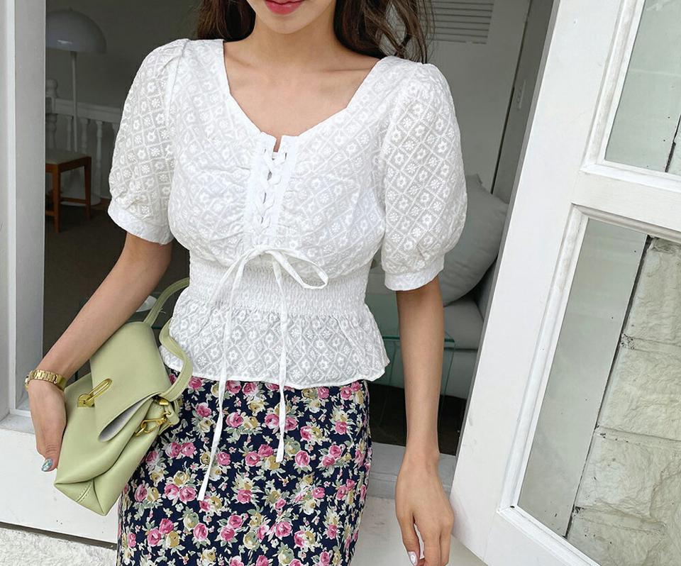 【タイム特価】レースアップフレアブラウス・全1色・e57170 レディース 【bl】 韓国ファッション トップス ブラウス 長袖 レースアップ 刺繍 フレア クロップド丈 花柄 フラワー パターン フェミニン ガーリー 細身 夏 春 【TS】セール