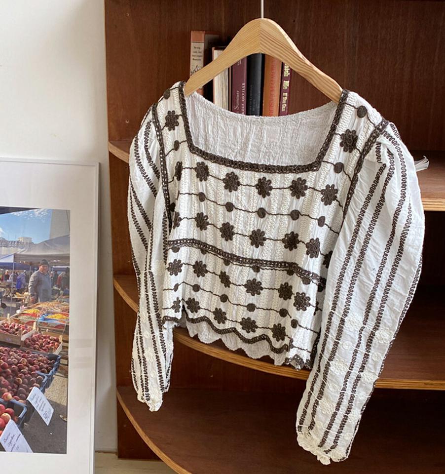 刺繍スクエアブラウス・全2色・t57181 レディース 【bl】【韓国 ファッション トップス ブラウス 長袖 刺繍 スクエアネック デコルテ ビンテージ 配色 クロップド丈 花柄 フラワー パターン フェミニン ガーリー 体型カバー 細身 夏 春】